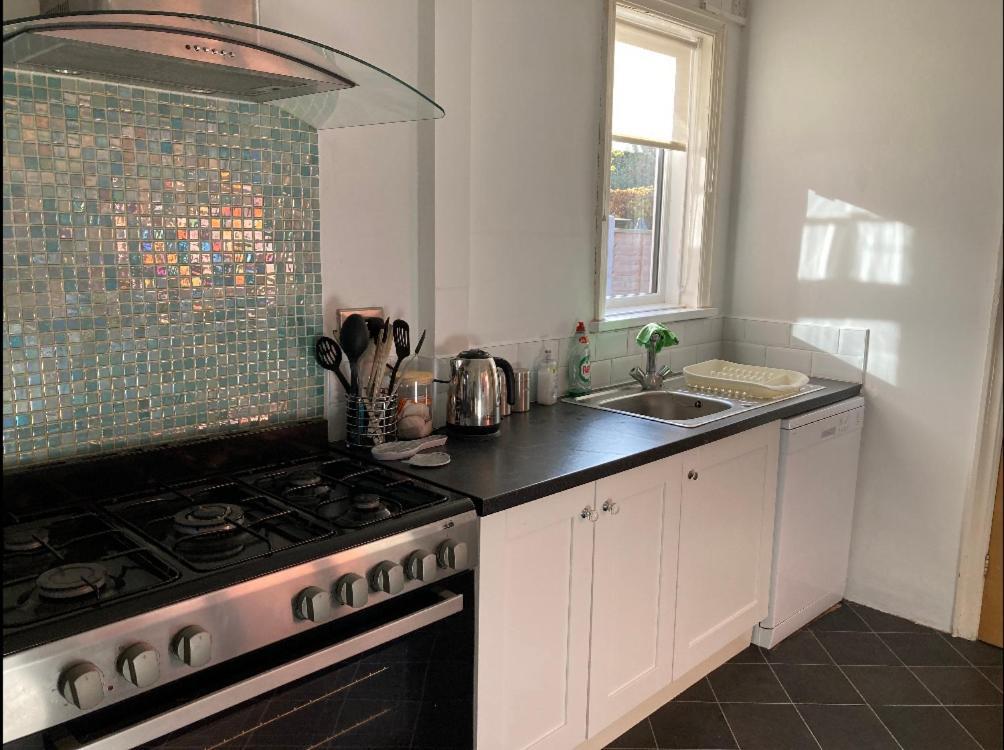 Large 5 Bed House In Scarborough Near The Beach, Large Garden & Hot Tub Exteriör bild