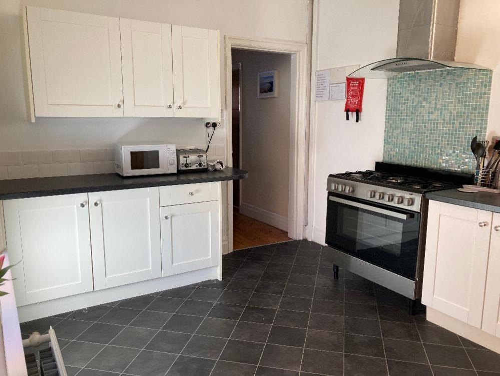 Large 5 Bed House In Scarborough Near The Beach, Large Garden & Hot Tub Exteriör bild
