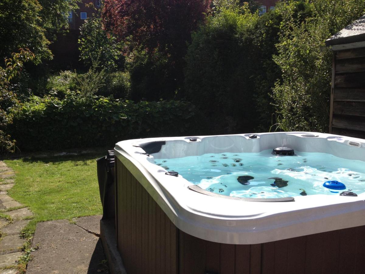 Large 5 Bed House In Scarborough Near The Beach, Large Garden & Hot Tub Exteriör bild