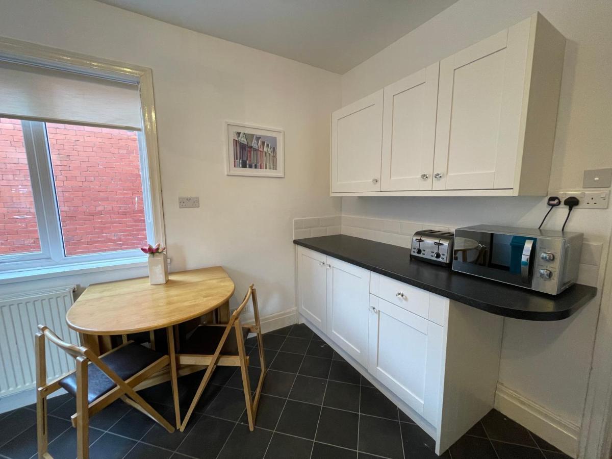 Large 5 Bed House In Scarborough Near The Beach, Large Garden & Hot Tub Exteriör bild