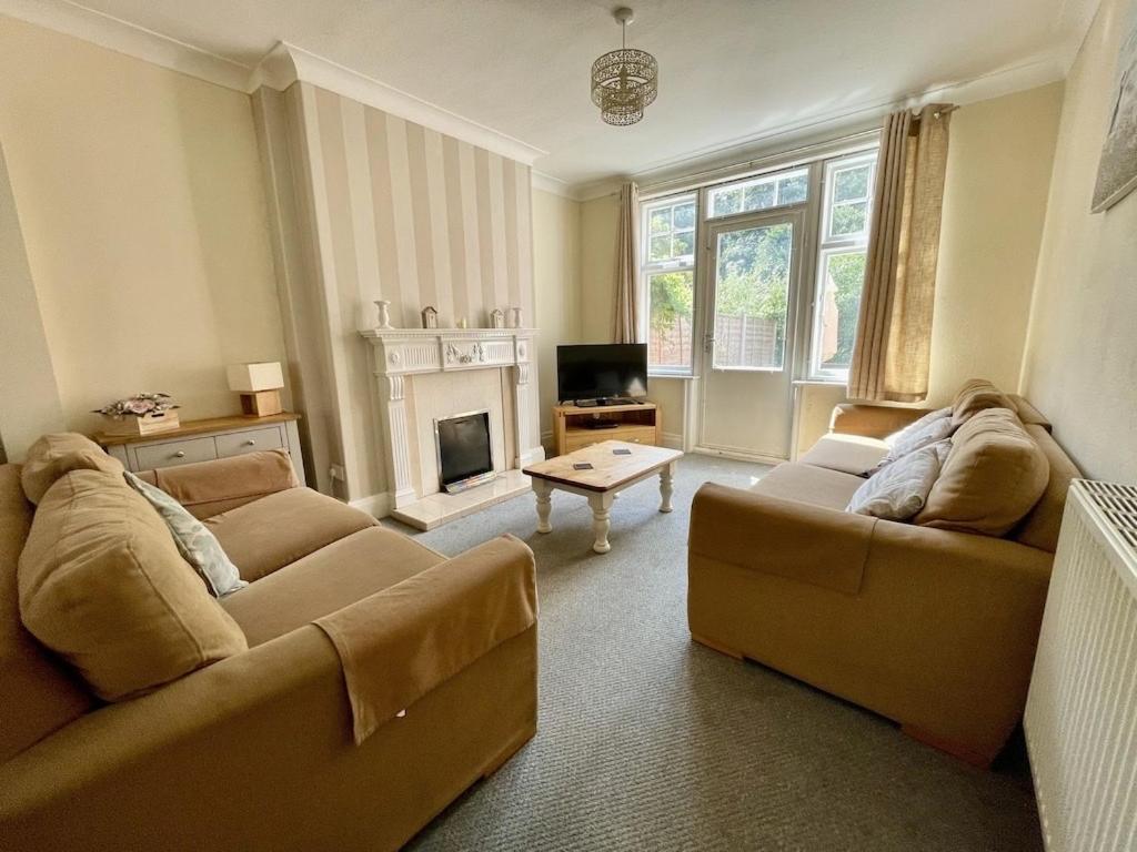 Large 5 Bed House In Scarborough Near The Beach, Large Garden & Hot Tub Exteriör bild