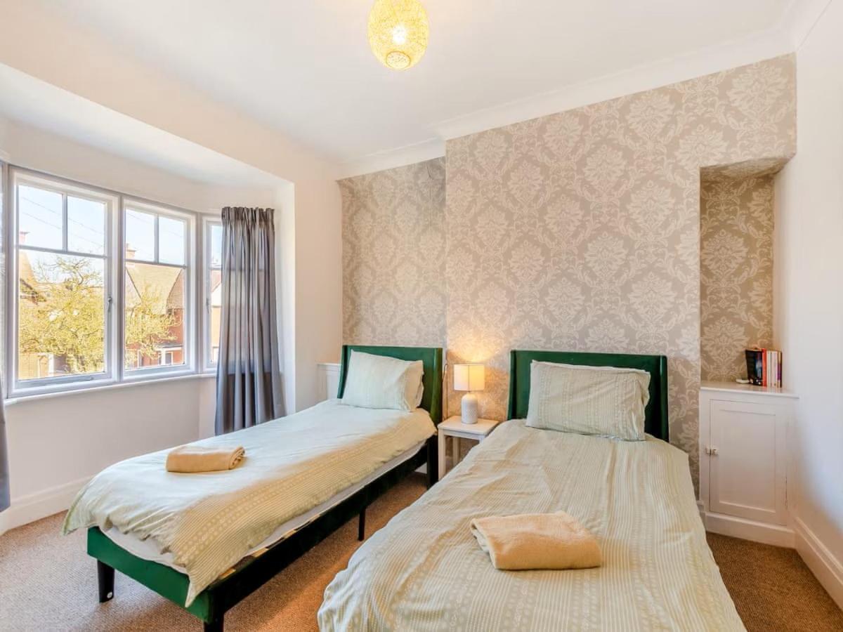 Large 5 Bed House In Scarborough Near The Beach, Large Garden & Hot Tub Exteriör bild